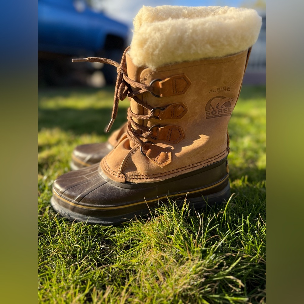 Sorel Alpine tan and brown Women Size 8 Boots
